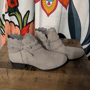 Like New Girls Ankle Boots. Girls Size 5